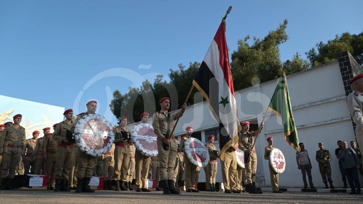 بالصور.. سوريا تشيّع ضحايا الهجوم على الكلية الحربية في حمص