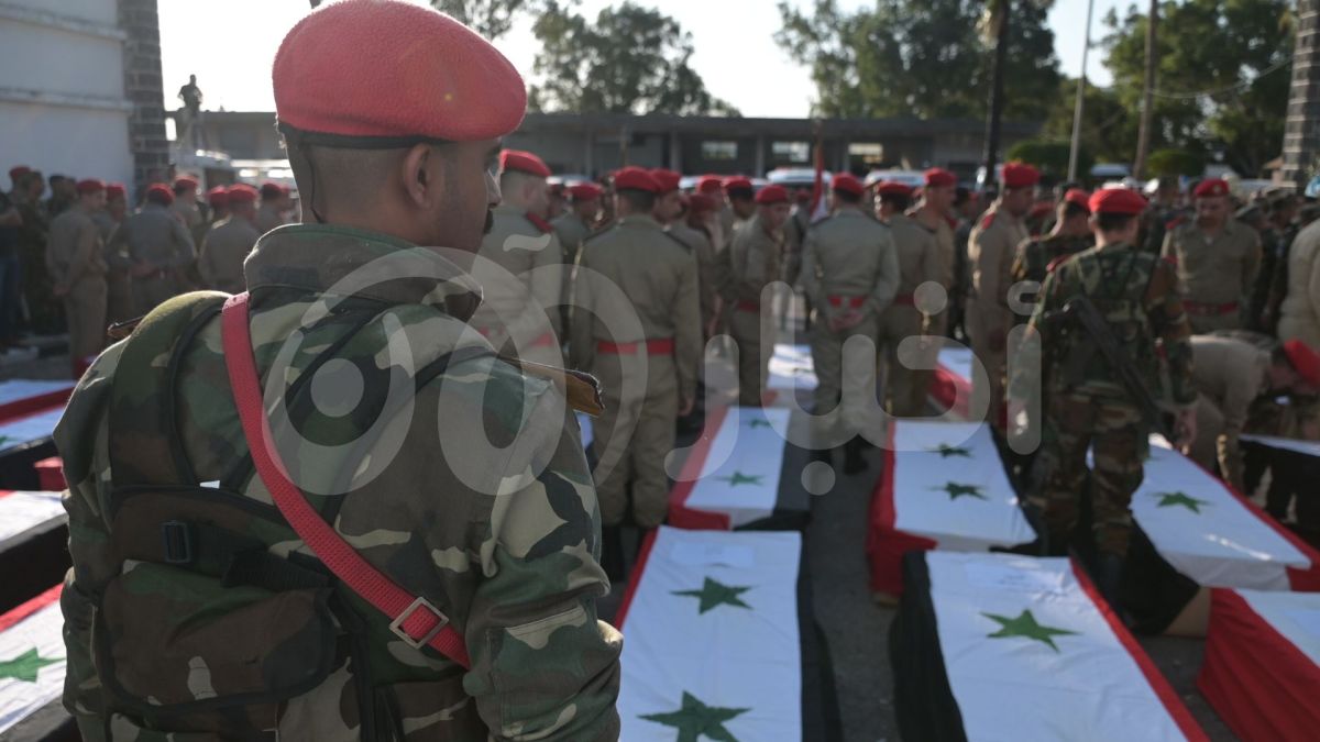 بالصور.. سوريا تشيّع ضحايا الهجوم على الكلية الحربية في حمص