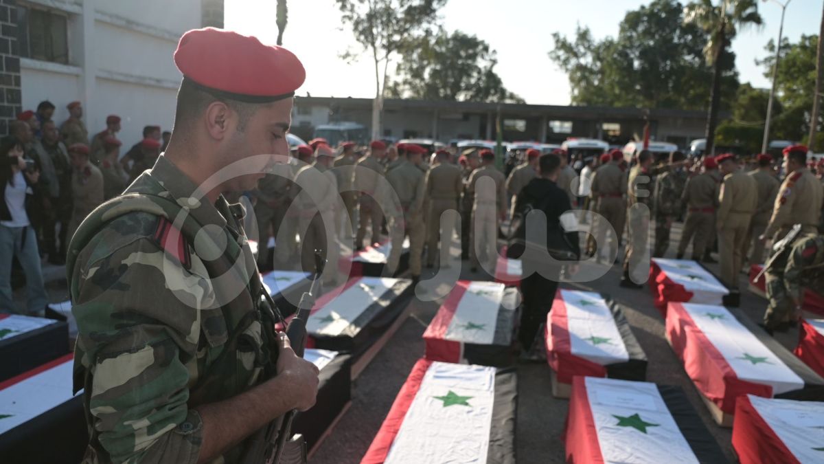 بالصور.. سوريا تشيّع ضحايا الهجوم على الكلية الحربية في حمص