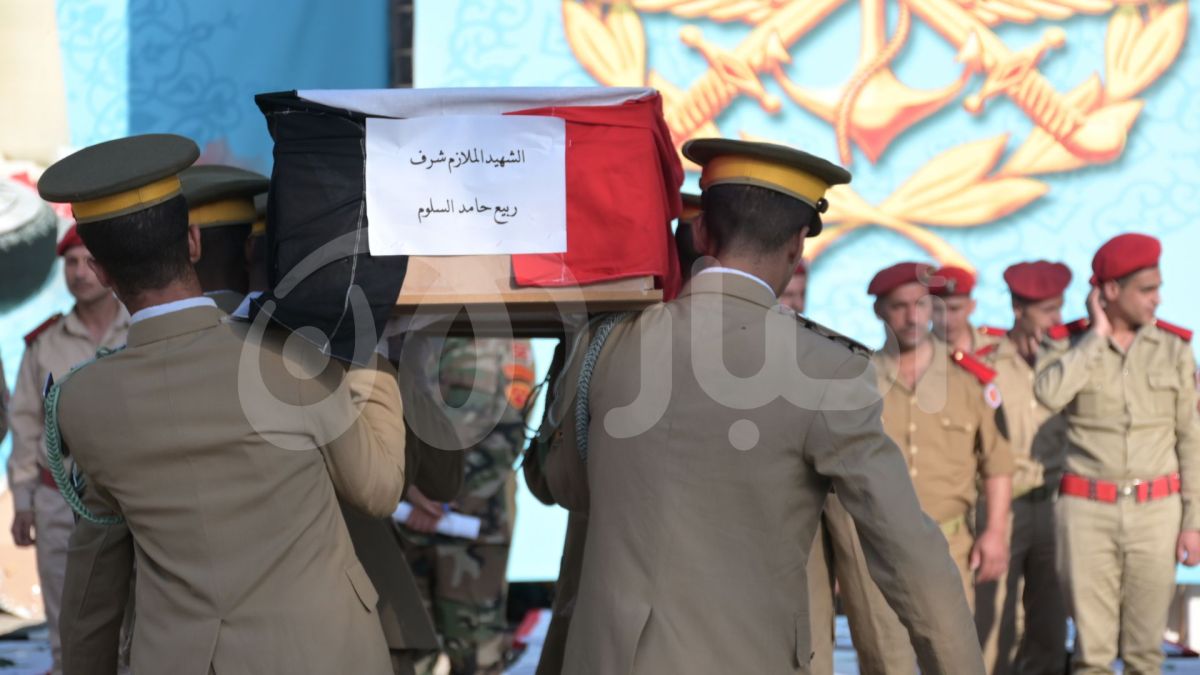 بالصور.. سوريا تشيّع ضحايا الهجوم على الكلية الحربية في حمص