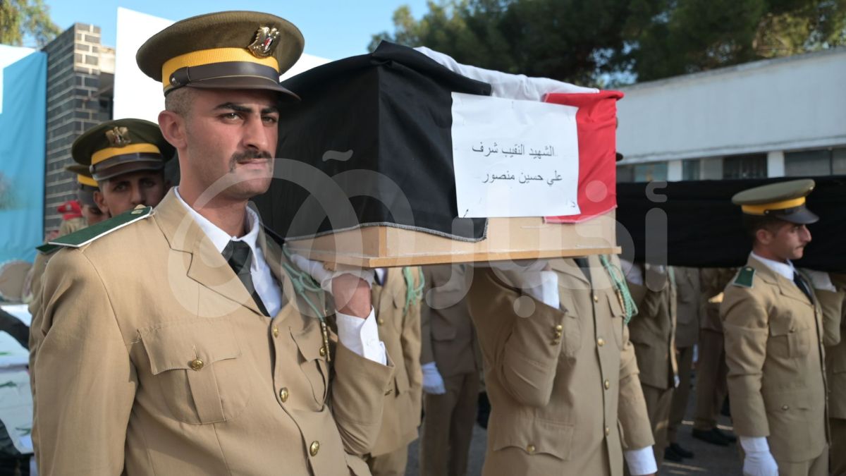 بالصور.. سوريا تشيّع ضحايا الهجوم على الكلية الحربية في حمص