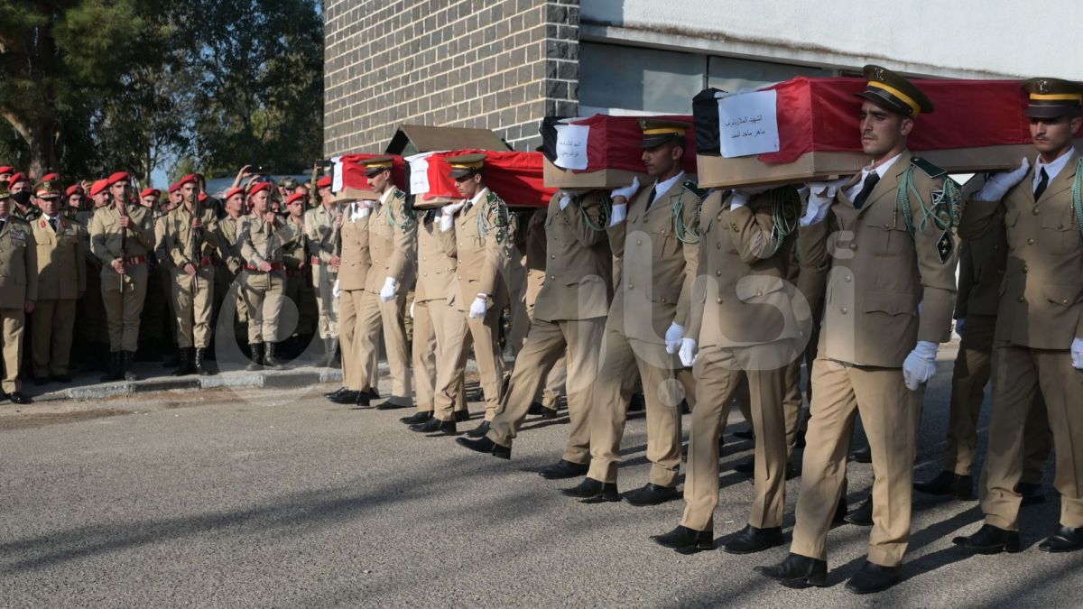 بالصور.. سوريا تشيّع ضحايا الهجوم على الكلية الحربية في حمص