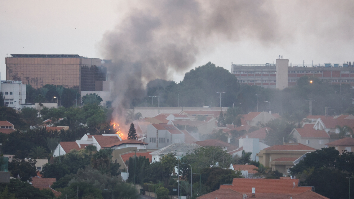 حماس تعلن إطلاق آلاف الصواريخ نحو إسرائيل.. والجيش الإسرائيلي يعلن حالة التأهب للحرب