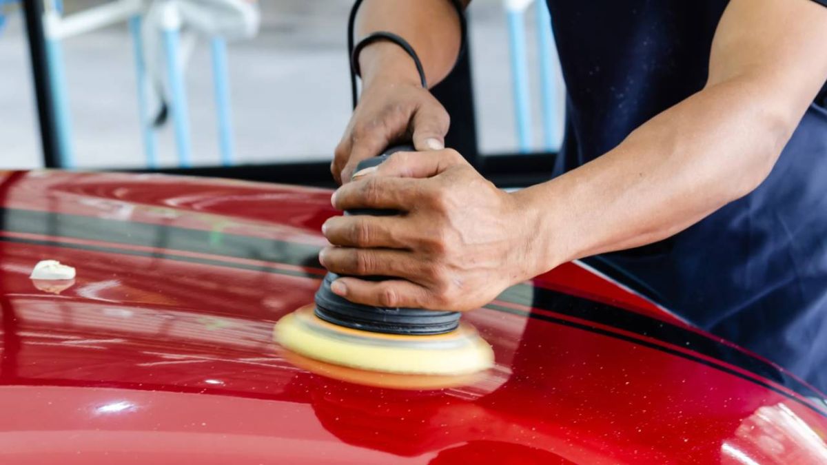 استخدام الشمع في تلميع دهان السيارة