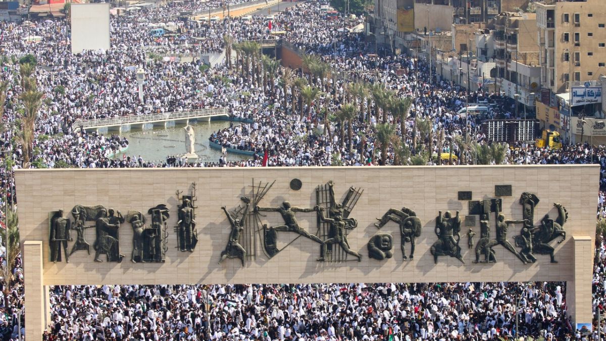 بالصور.. أنصار مقتدى الصدر يتظاهرون في بغداد دعمًا لقطاع غزة 4 بالصور.. أنصار مقتدى الصدر يتظاهرون في بغداد دعمًا لقطاع غزة