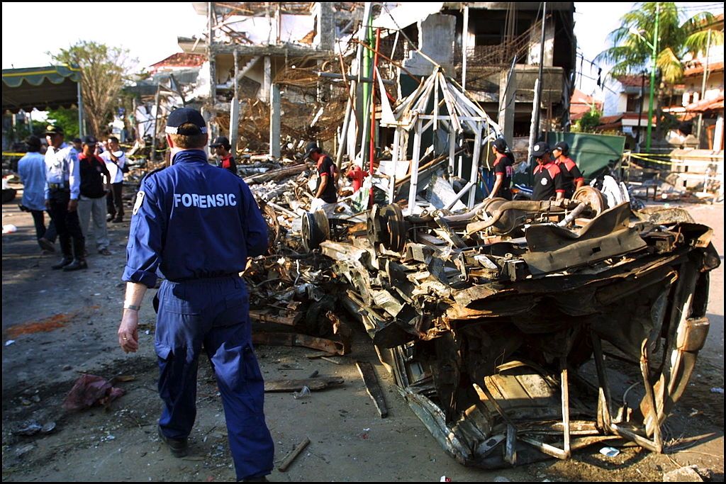 بعد مرور 21 عامًا.. ما قصة تفجيرات بالي وكيف أثرت على مكافحة الإرهاب بإندونيسيا؟