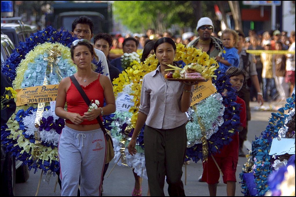 بعد مرور 21 عامًا.. ما قصة تفجيرات بالي وكيف أثرت على مكافحة الإرهاب بإندونيسيا؟