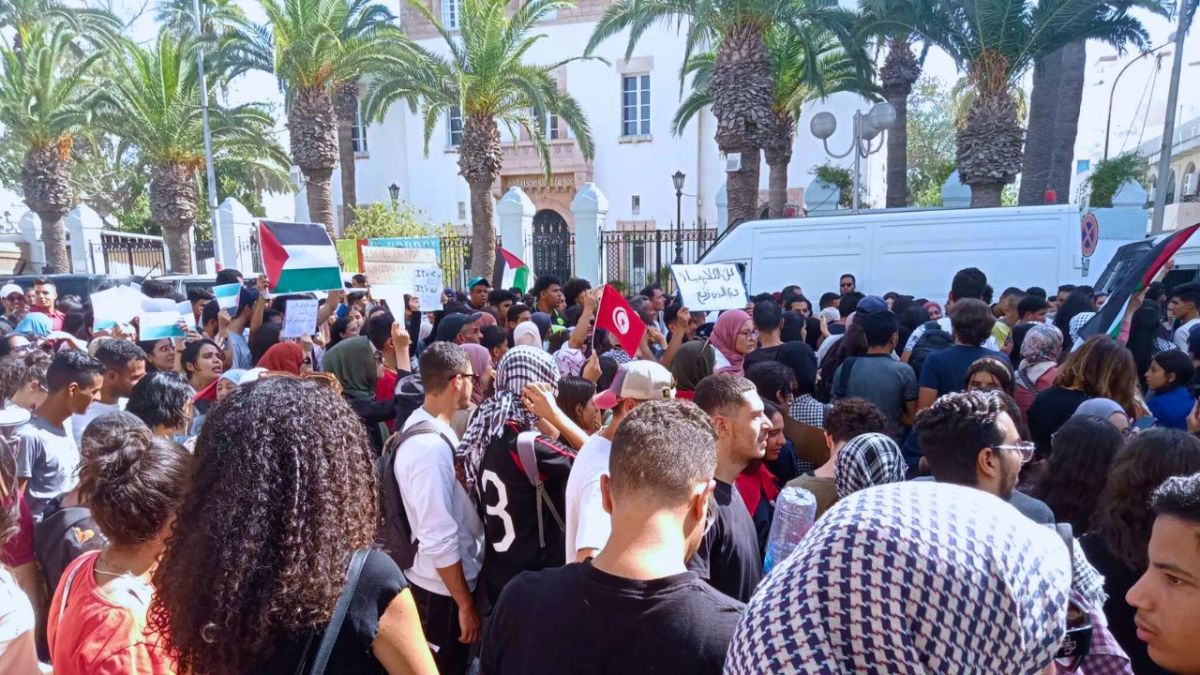 طلاب المدارس والجامعات في تونس يخرجون في مسيرة دعما لغزة