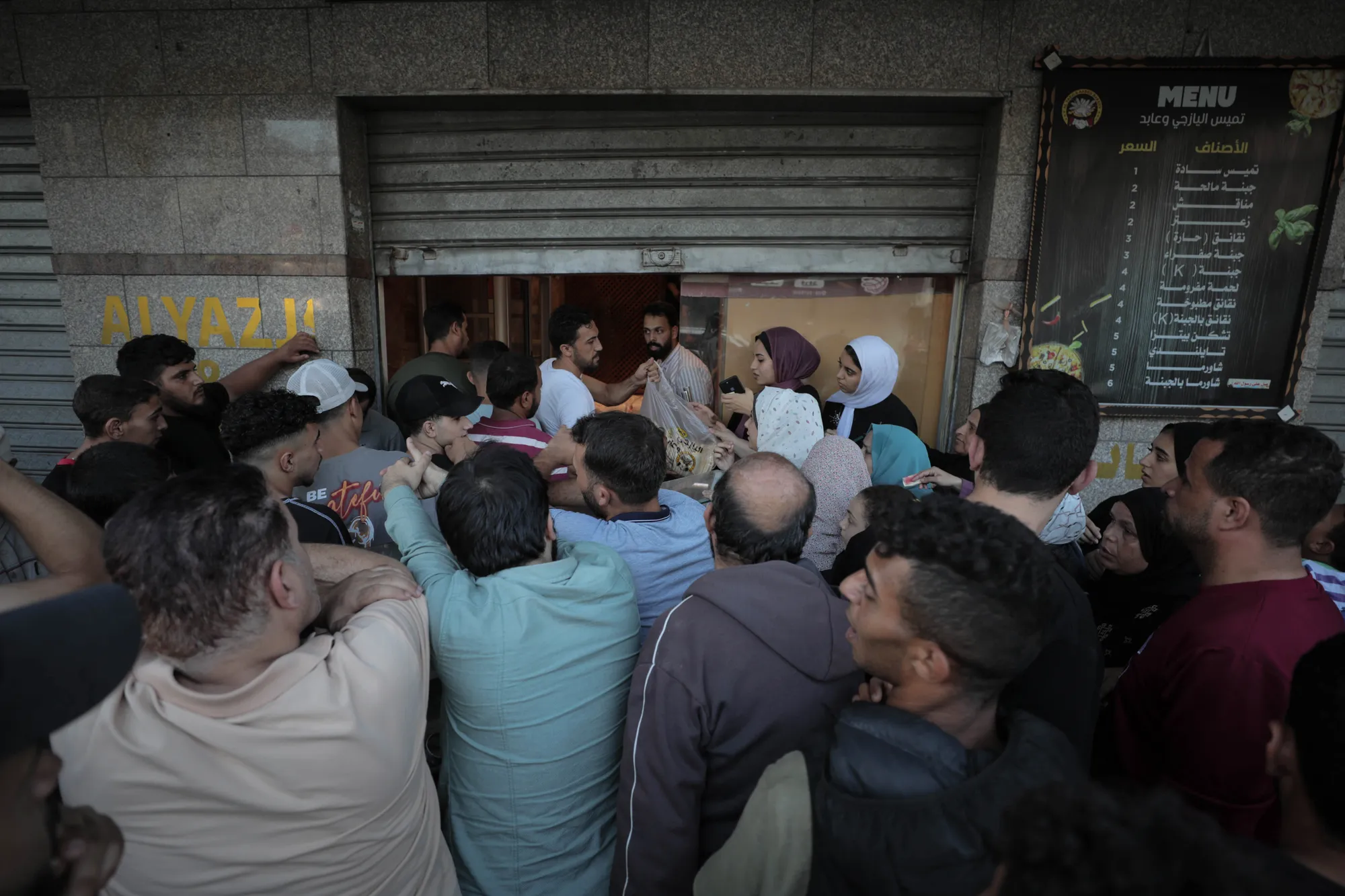 معاناة أهالي غزة مستمرة.. يعتاشون بالقليل من الزاد والمياه 1 معاناة أهالي غزة مستمرة.. يعتاشون بالقليل من الزاد والمياه