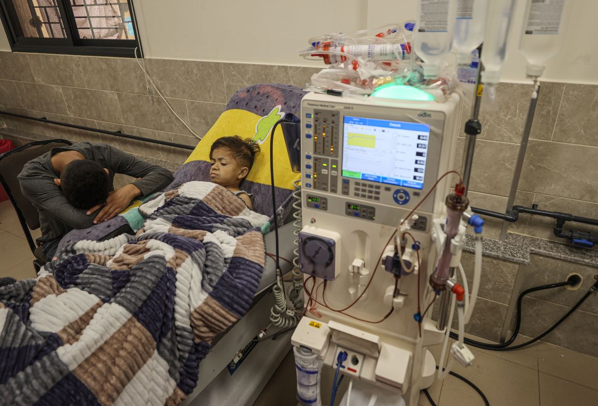 لا توجد أسرة فارغة في وحدة العناية المركزة.. طبيب يستغيث من غزة