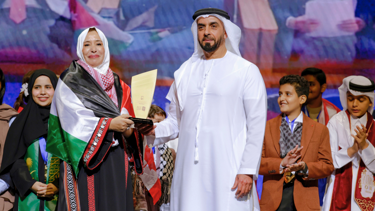 تحدي القراءة العربي 2023.. محمد بن راشد يكرم القطري عبد الله البري والإماراتية آمنة المنصوري 2 لقب بطل تحدي القراءة العربي 2023.. محمد بن راشد يكرم عبد الله البري من قطر وآمنة المنصوري من الإمارات