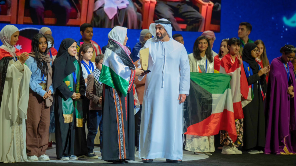 تحدي القراءة العربي 2023.. محمد بن راشد يكرم القطري عبد الله البري والإماراتية آمنة المنصوري 6 لقب بطل تحدي القراءة العربي 2023.. محمد بن راشد يكرم عبد الله البري من قطر وآمنة المنصوري من الإمارات