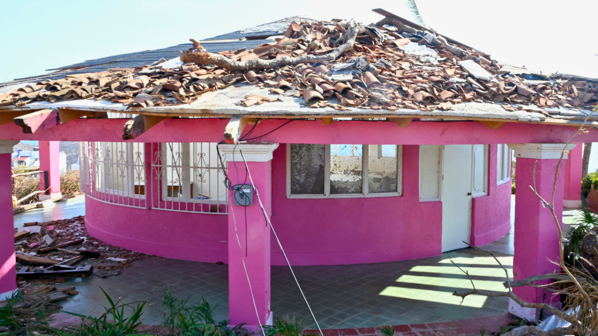 بالصور.. إعصار أوتيس المكسيكي يدمر "منزل طرزان" الشهير