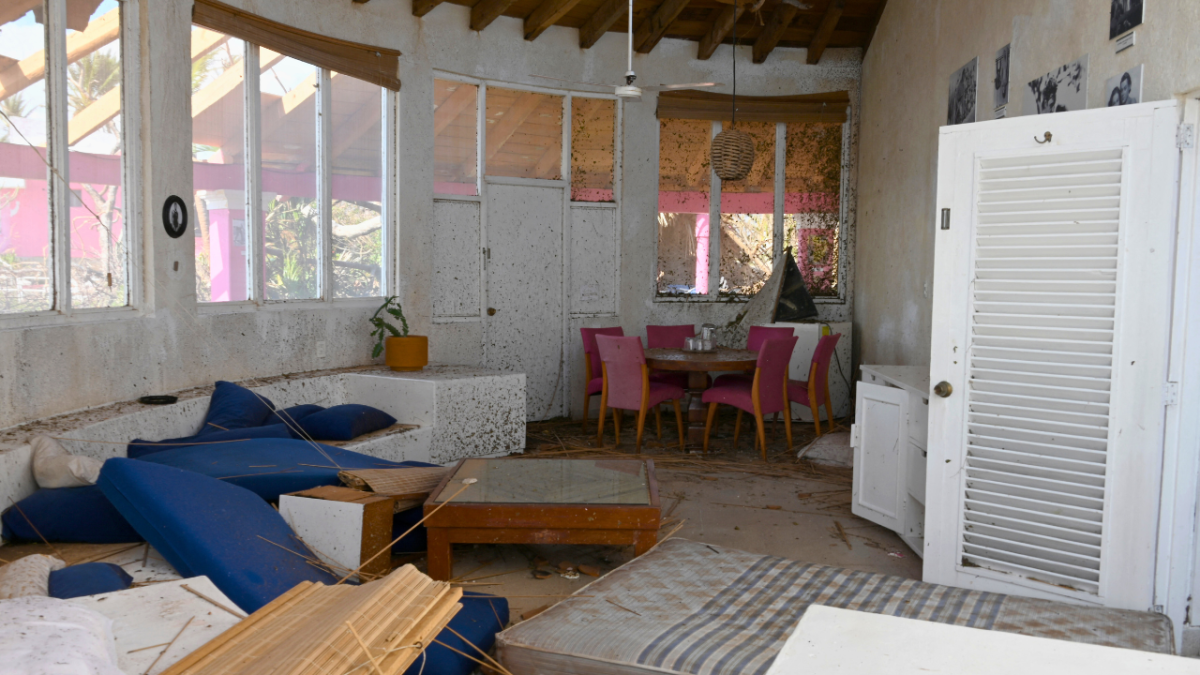 بالصور.. إعصار أوتيس المكسيكي يدمر "منزل طرزان" الشهير