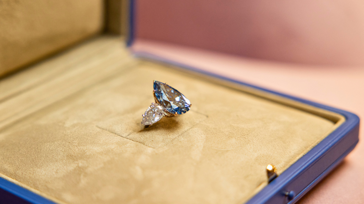 أغلى ماسة وأندر في العالم تعرض في مزاد للبيع.. كم ثمنها؟