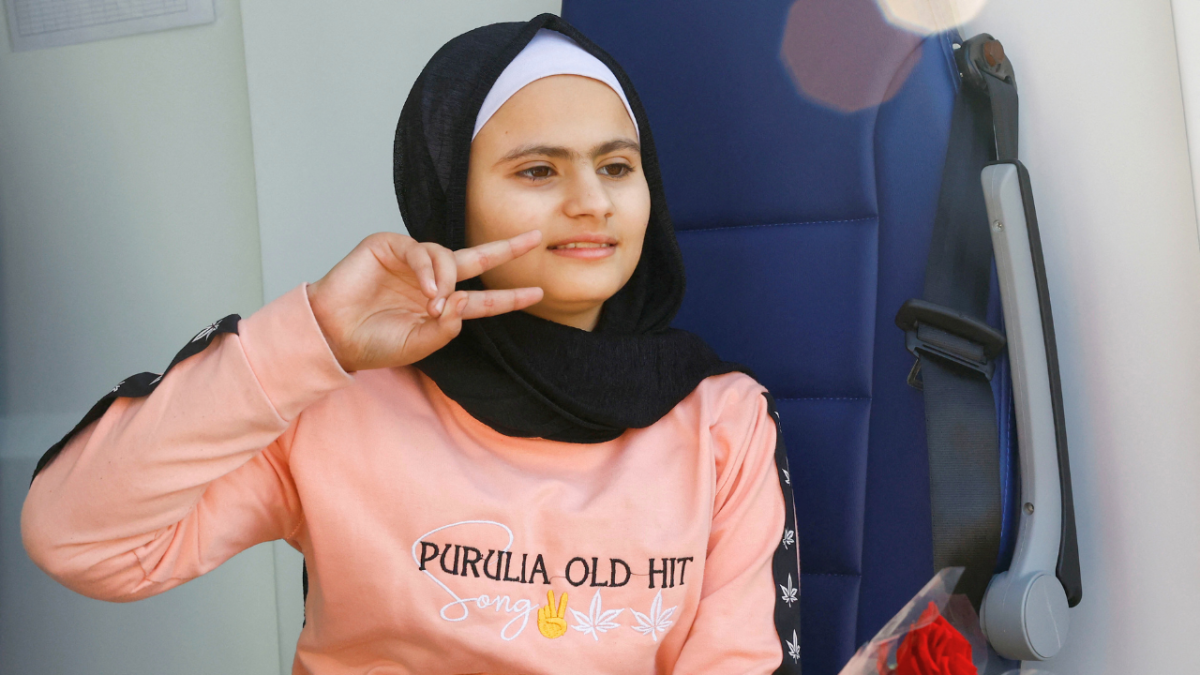 الإمارات تستقبل الطائرة الأولى ضمن مبادرة استضافة 1000 طفل فلسطيني 4 الإمارات تستقبل الطائرة الأولى ضمن مبادرة استضافة ألف طفل فلسطيني