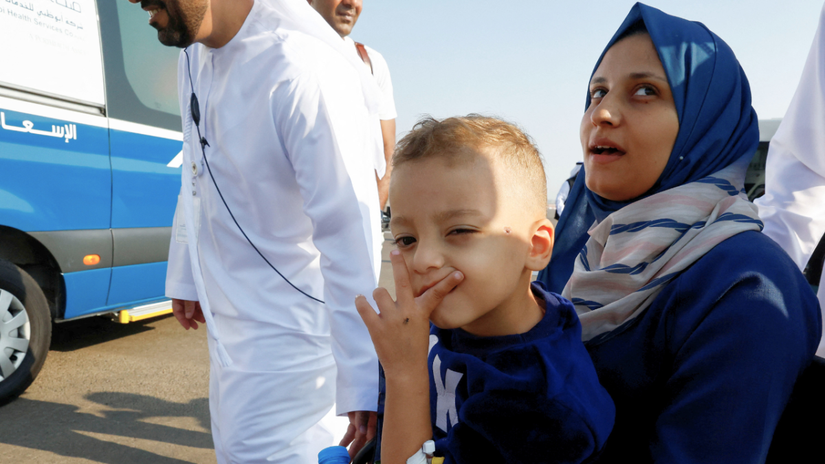 الإمارات تستقبل الطائرة الأولى ضمن مبادرة استضافة 1000 طفل فلسطيني 1 الإمارات تستقبل الطائرة الأولى ضمن مبادرة استضافة ألف طفل فلسطيني