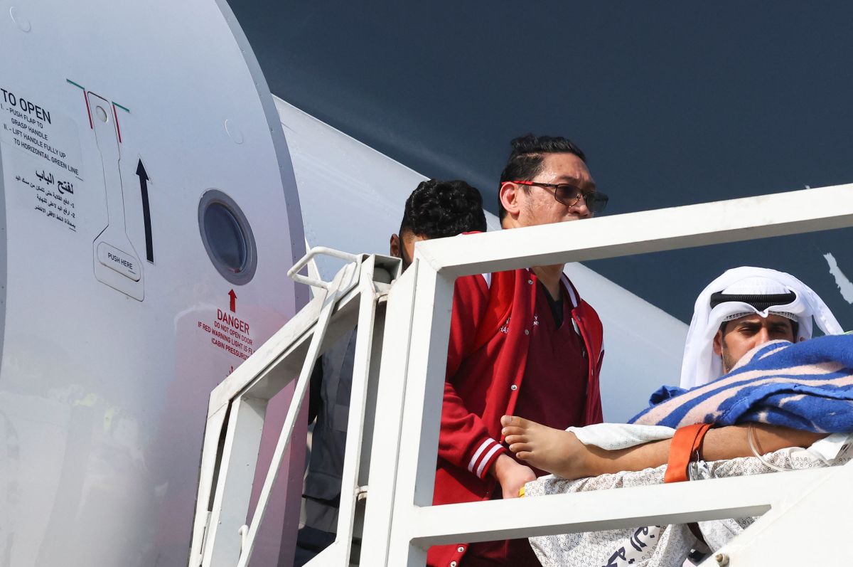 الإمارات تستقبل الطائرة الأولى ضمن مبادرة استضافة 1000 طفل فلسطيني 5 الإمارات تستقبل الطائرة الأولى ضمن مبادرة استضافة 1000 طفل فلسطيني