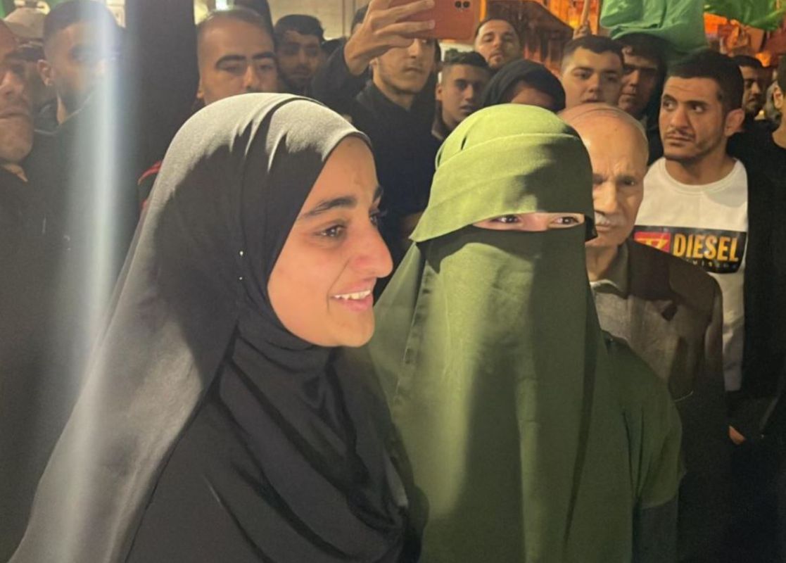 حشود وألعاب نارية في استقبال المعتقلين الفلسطينيين المحررين