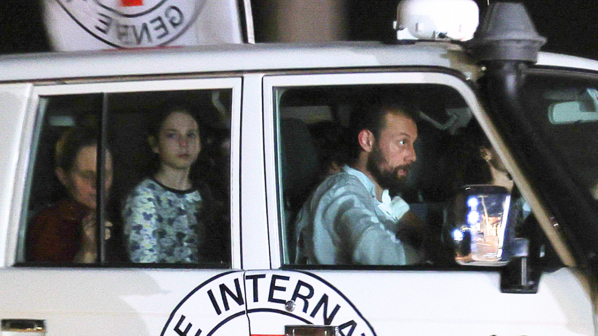 نجاح اليوم الثاني: إطلاق سراح 39 فلسطينيًا ووصول دفعة رهائن إلى إسرائيل