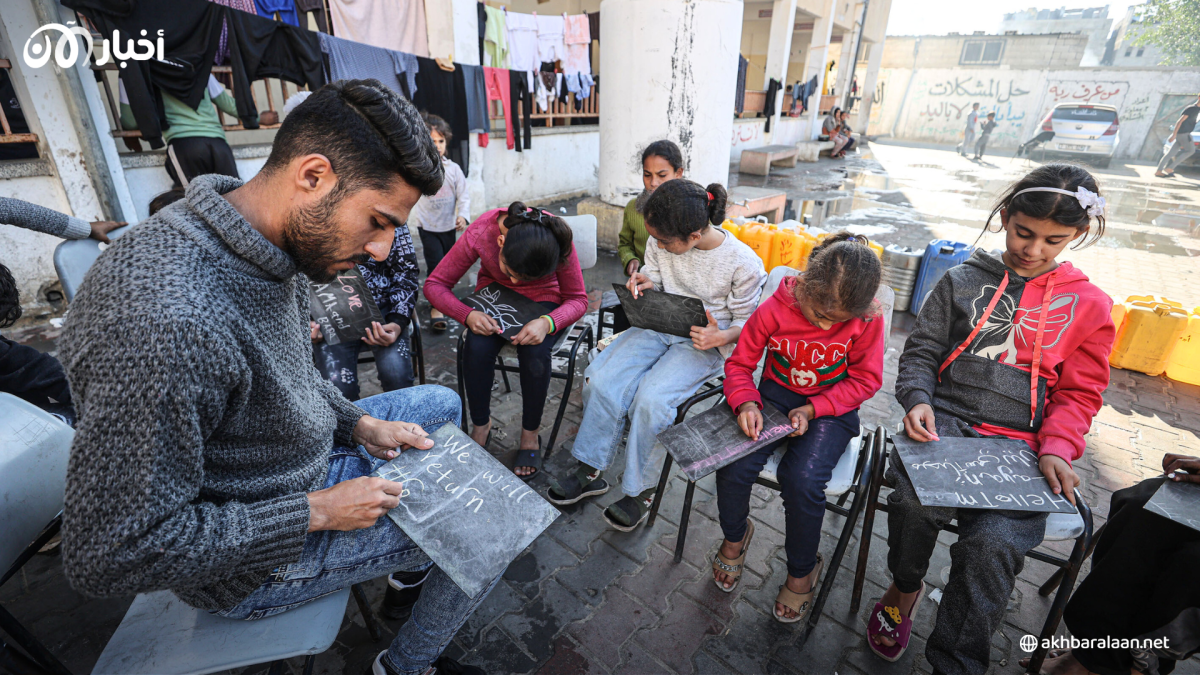 معلم لغة إنكليزية.. طارق العنابي يضئ فانوس التعليم في ظلمة قطاع غزة