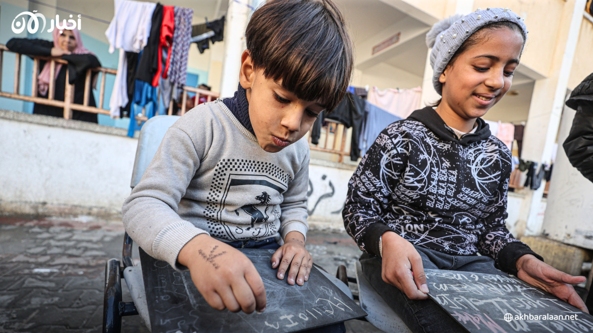 معلم لغة إنكليزية.. طارق العنابي يضئ فانوس التعليم في ظلمة قطاع غزة