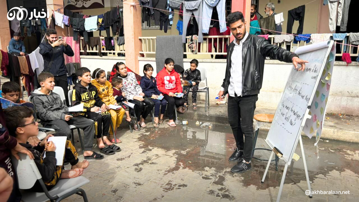 معلم لغة إنكليزية.. طارق العنابي يضئ فانوس التعليم في ظلمة قطاع غزة