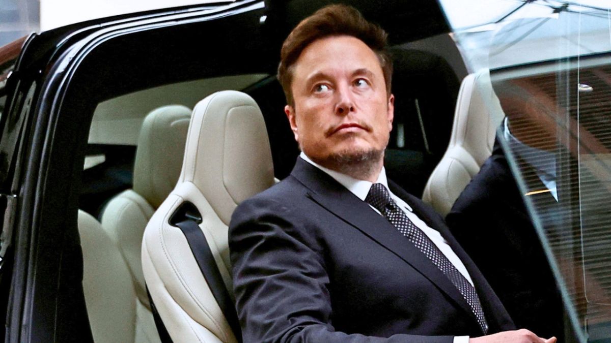 تسلا تقدم شاحنتها Cybertruck بعد عامين من التأخير