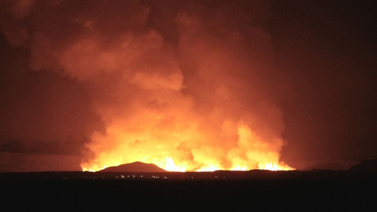 بالصور.. ثوران بركان في أيسلندا واستنفار في المدن القريبة