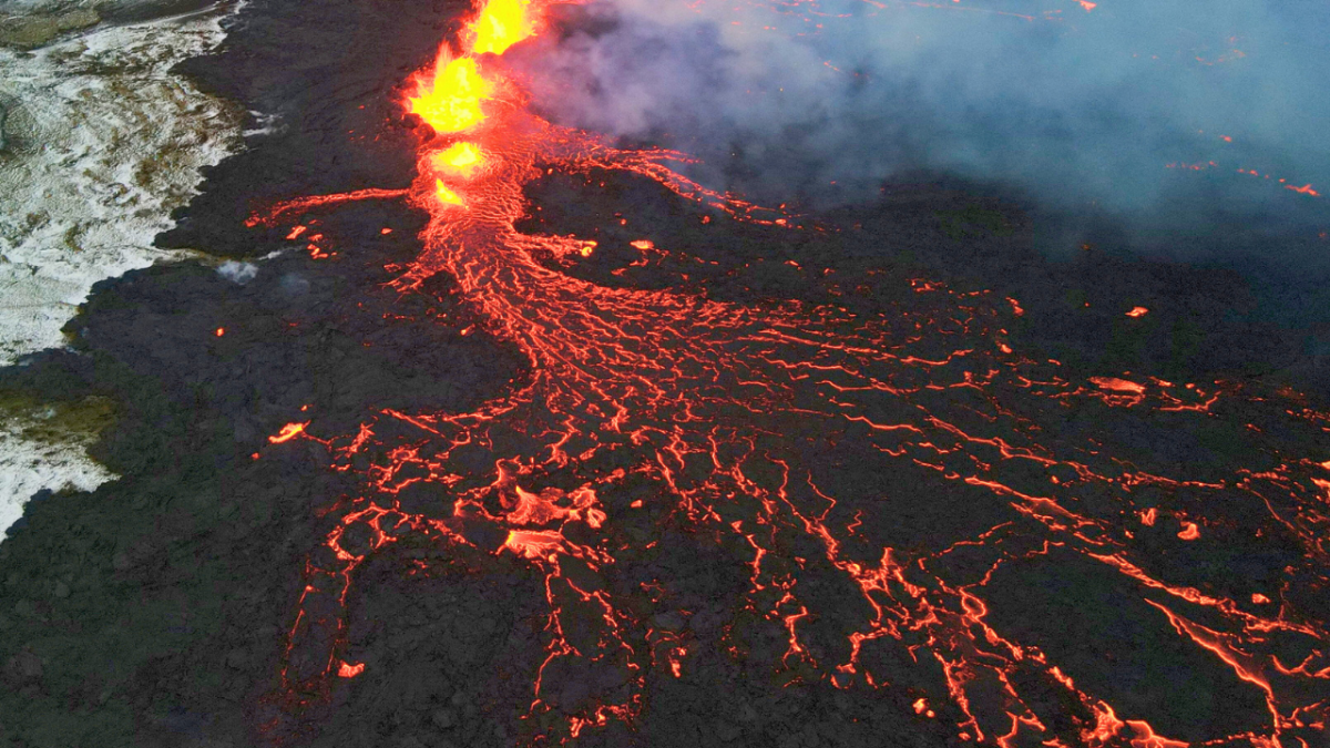 بعد أسابيع من النشاط الزلزالي.. حمم بركان آيسلندا تواصل التدفق 