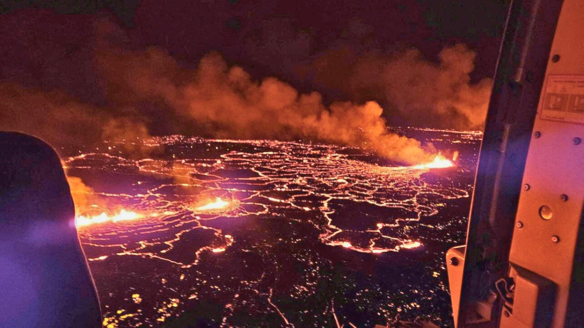 بعد أسابيع من النشاط الزلزالي.. حمم بركان آيسلندا تواصل التدفق 