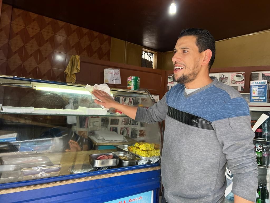 دكتور فيزياء ويعمل في بيع "الملاوي" لأخبار الآن: الدكتوراه ليس لها قيمة في تونس