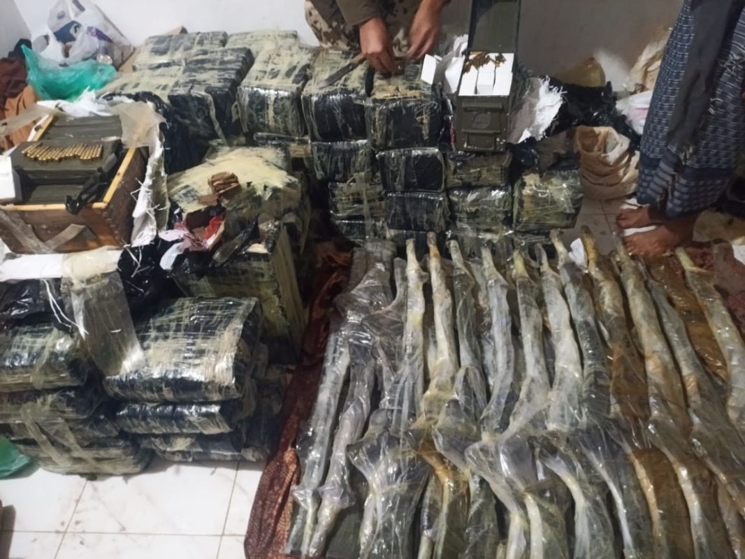 السلطات اليمنية تتمكن من ضبط أسلحة مهربة كانت في طريقها لميليشيا الحوثي