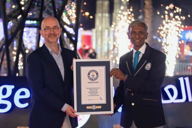 أكبر مجسم معدني لطائر في العالم يحطّ رحاله في القرية العالمية