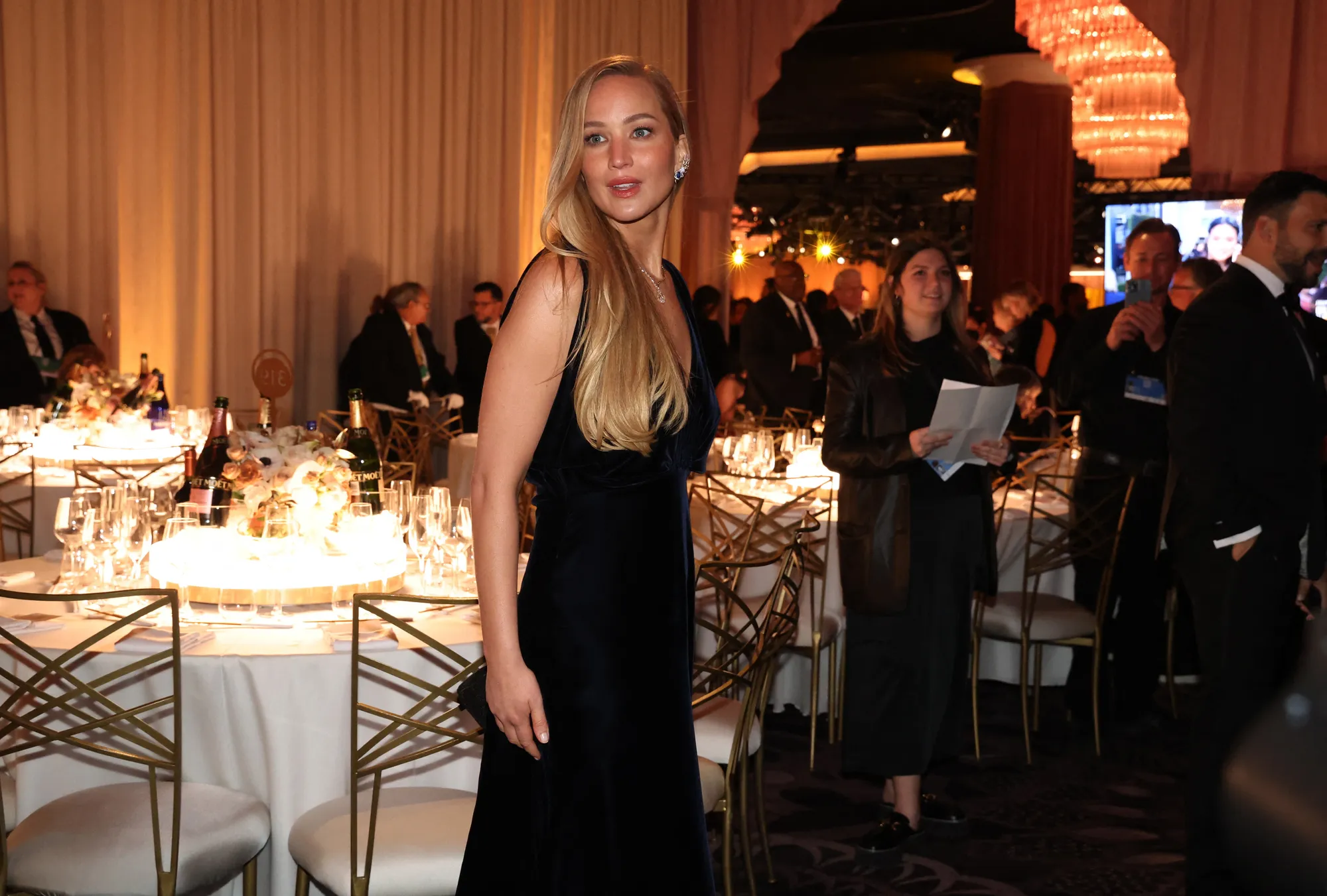 أبرز إطلالات النجوم في حفل توزيع جوائز غولدن غلوب 2024 (صور)