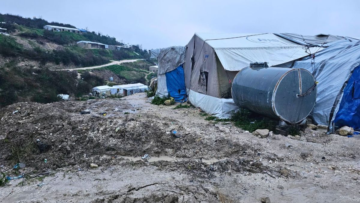 كاميرا الآن تدخل خيام النازحين غرب إدلب وترصد معاناتهم في فصل الشتاء