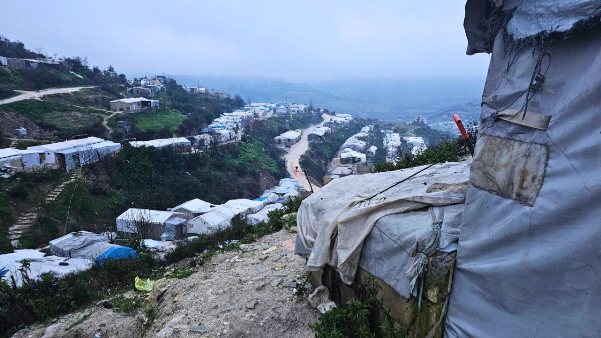 كاميرا الآن تدخل خيام النازحين غرب إدلب وترصد معاناتهم في فصل الشتاء