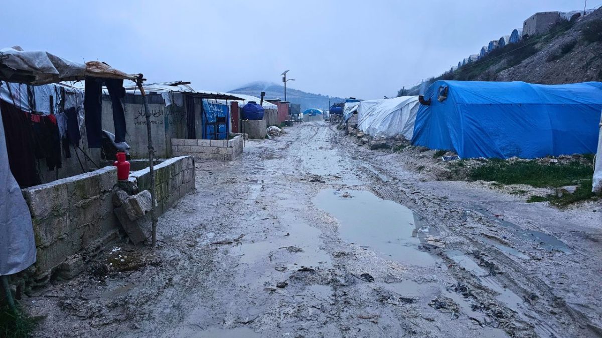 كاميرا الآن تدخل خيام النازحين غرب إدلب وترصد معاناتهم في فصل الشتاء