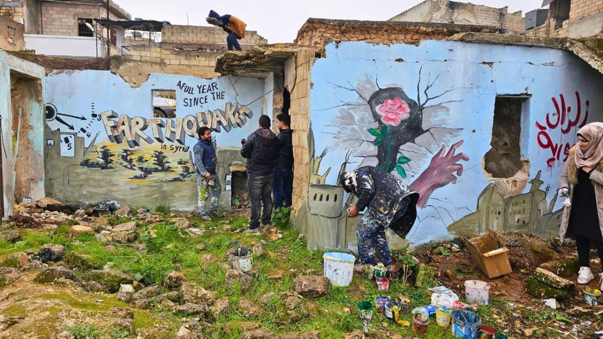 ناشطون في إدلب يرسمون جداريات تحضيراً لذكرى الزلزال