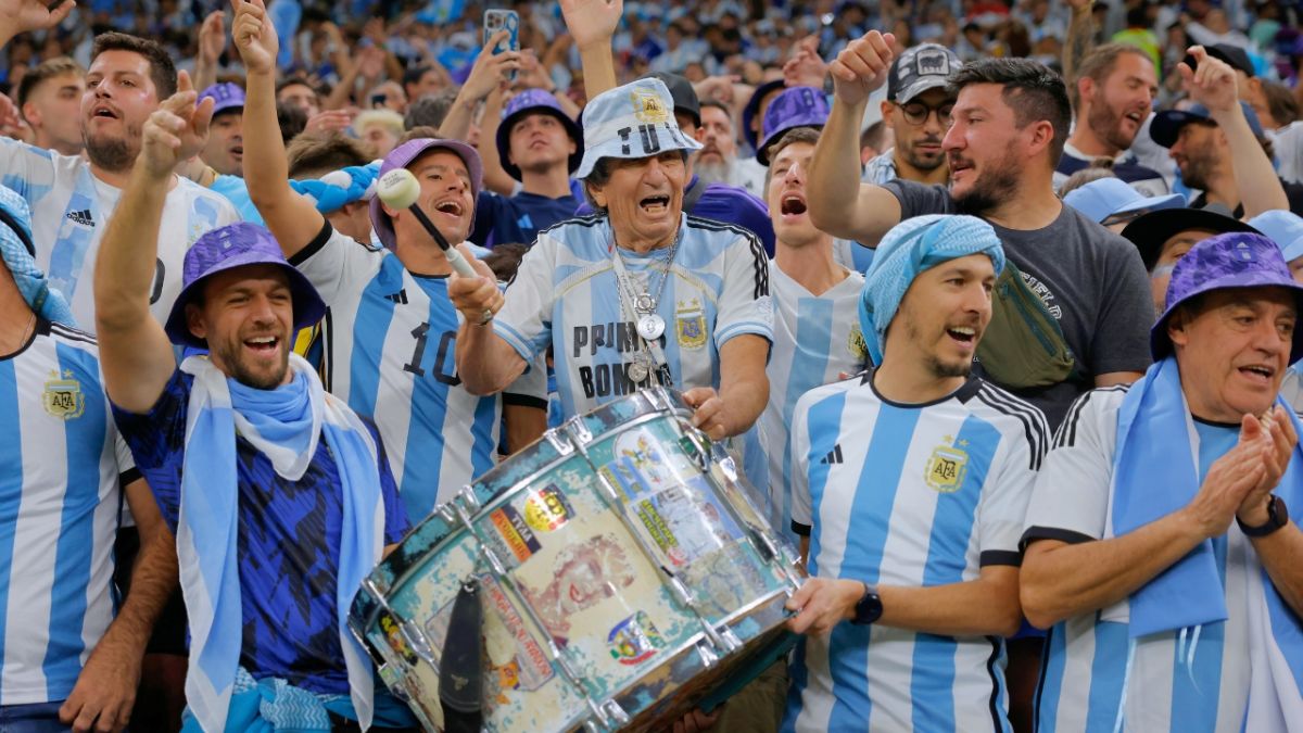 وفاة أفضل مشجع في العالم.. من هو كارلوس تولا؟ 2 وفاة أفضل مشجع في العالم.. من هو كارلوس تولا؟