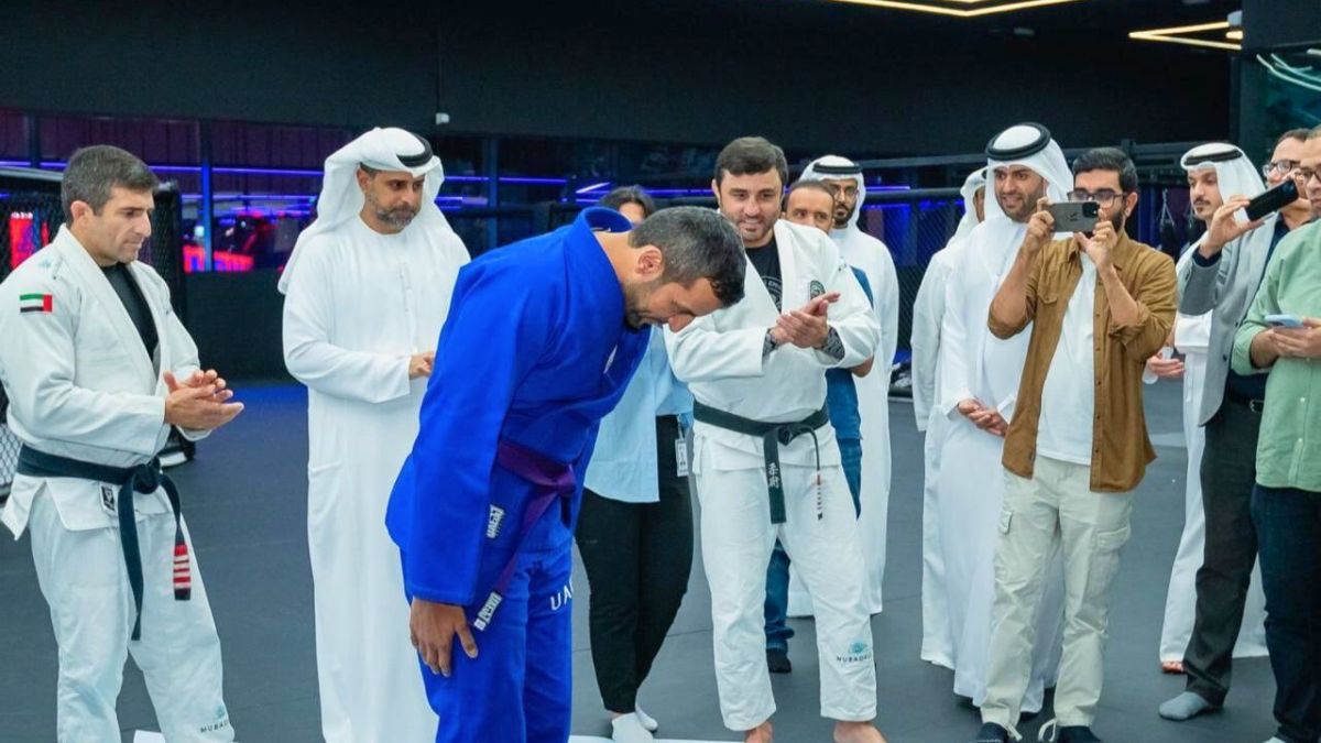 سلطان النيادي يشارك في تدريبات منتخب الإمارات للجوجيتسو 1 من زيادة وزير الشباب رائد الفضاء سلطان النيادي (مركز محمد بن راشد للفضاء)