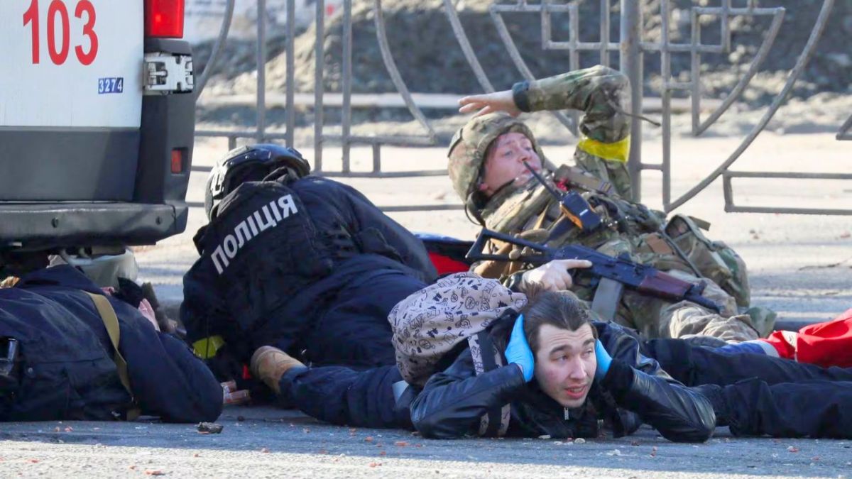 المترو مأوى لهم والقصف يحيط بهم.. صور ترصد عامين من الحرب في أوكرانيا