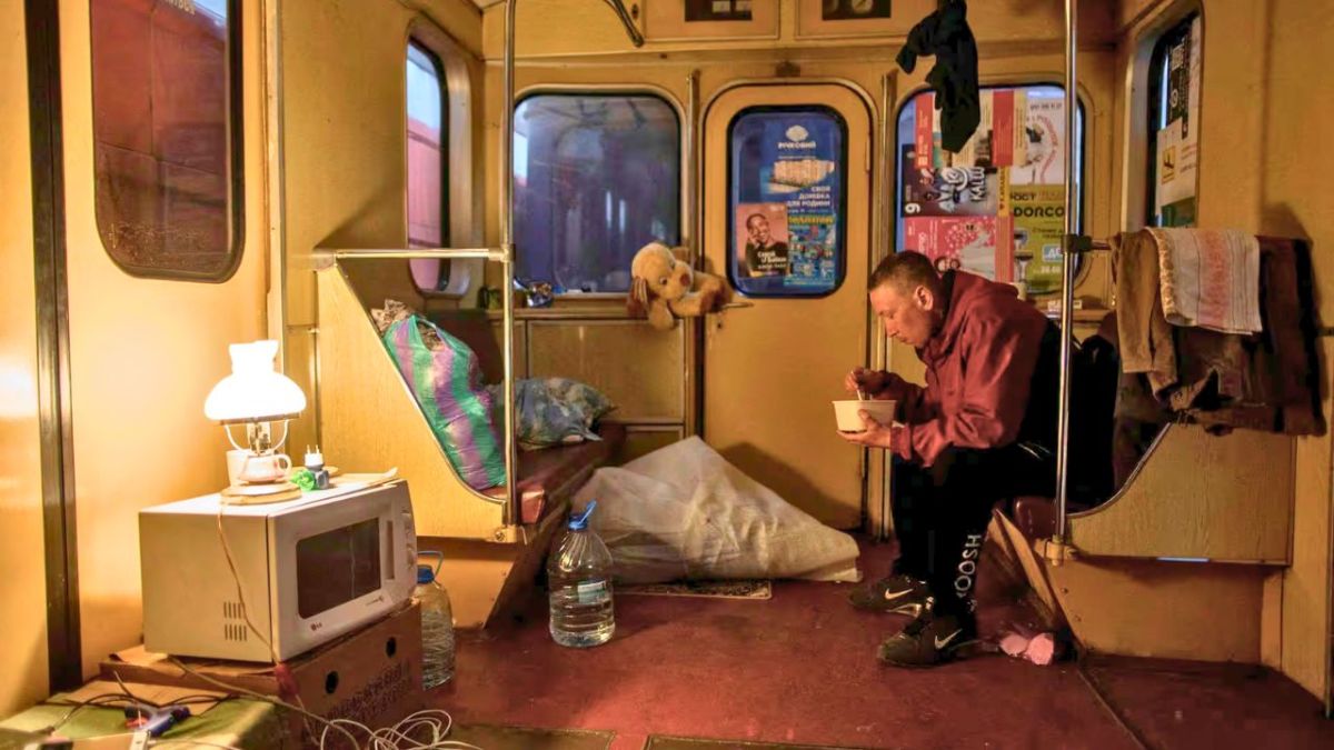 المترو مأوى لهم والقصف يحيط بهم.. صور ترصد عامين من الحرب في أوكرانيا