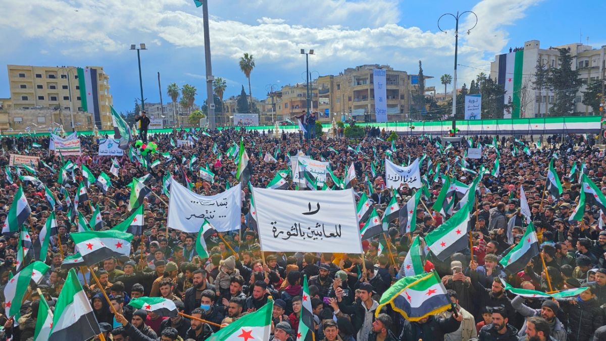 في الذكرى 13 من الثورة السورية.. السوريون يؤكدون استمرار نضالهم 1 في الذكرى 13 من الثورة السورية.. السوريون يؤكدون استمرار نضالهم