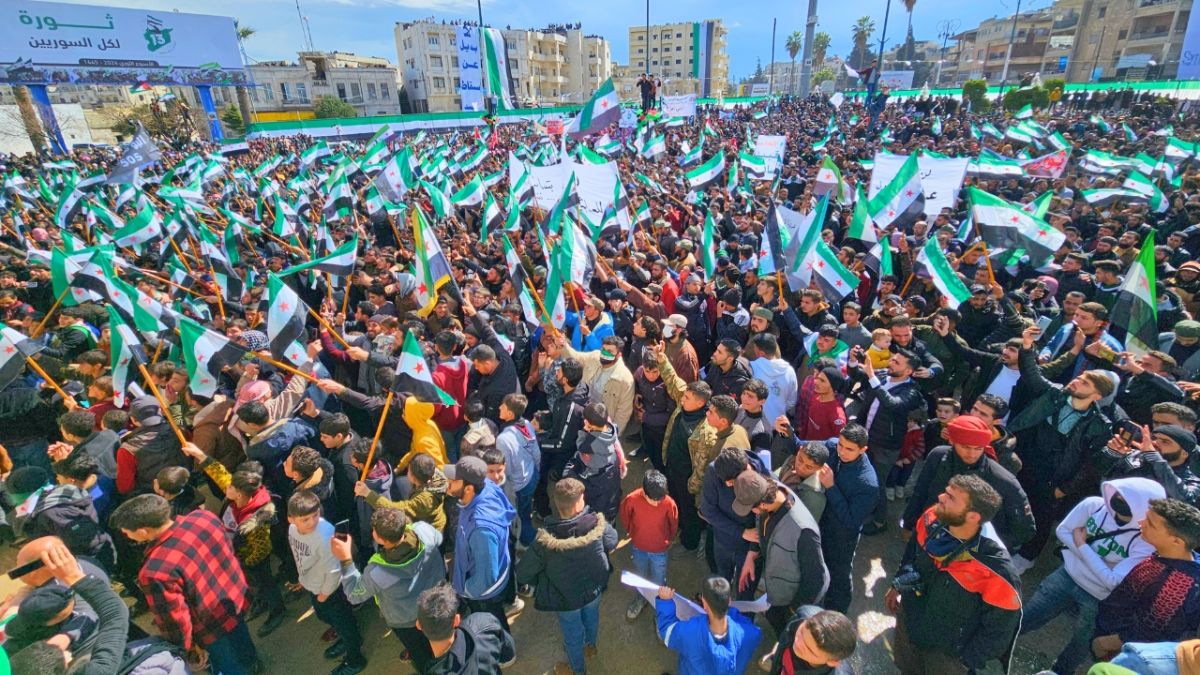 في الذكرى 13 من الثورة السورية.. السوريون يؤكدون استمرار نضالهم 2 في الذكرى 13 من الثورة السورية.. السوريون يؤكدون استمرار نضالهم