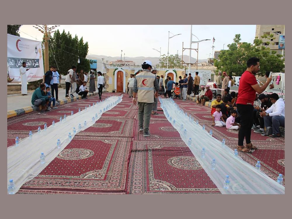 برعاية إماراتية.. إعداد أطول مائدة "إفطار صائم" في المكلا باليمن 2 برعاية إماراتية.. إعداد أطول مائدة "إفطار صائم" في المكلا باليمن