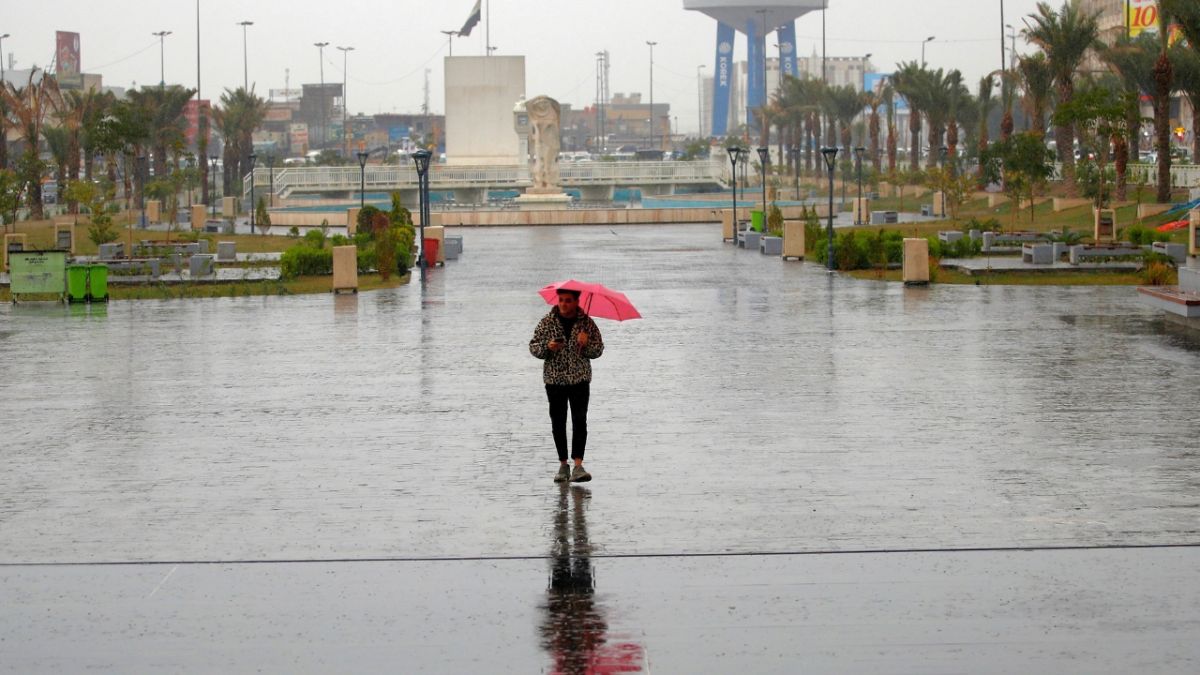 الأمطار تغرق بغداد وصالة المطار وتكشف ضعف البنية التحتية