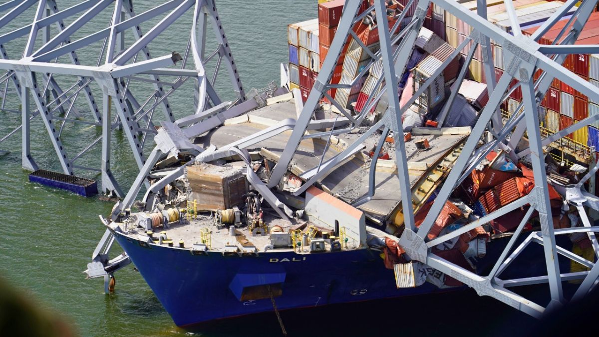 انهيار جسر في بالتيمور.. يهدد بإغلاق أحد أكبر موانئ الولايات المتحدة