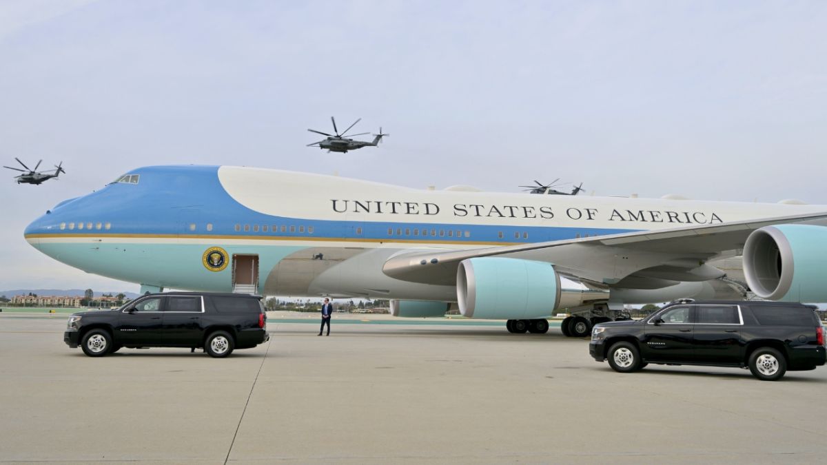 "أير فورس وان" طائرة بايدن تتعرض للسرقة.. من السارق؟ 2 "أير فورس وان" طائرة بايدن تتعرض للسرقة.. من السارق؟