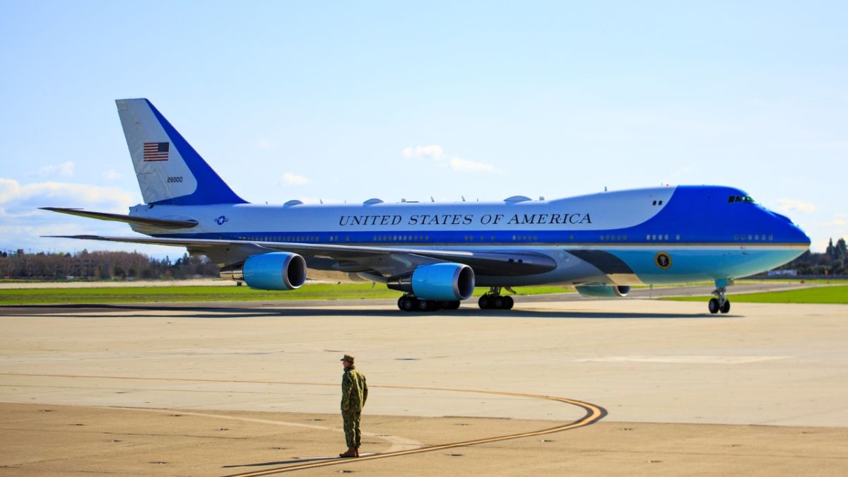 "أير فورس وان" طائرة بايدن تتعرض للسرقة.. من السارق؟ 3 "أير فورس وان" طائرة بايدن تتعرض للسرقة.. من السارق؟